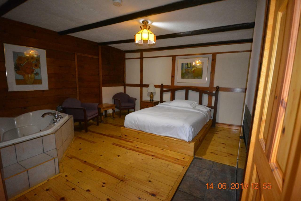 Auberge Alpine Inn Сент-Адель Екстер'єр фото